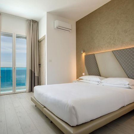 Hotel Tirreno Латина Екстериор снимка