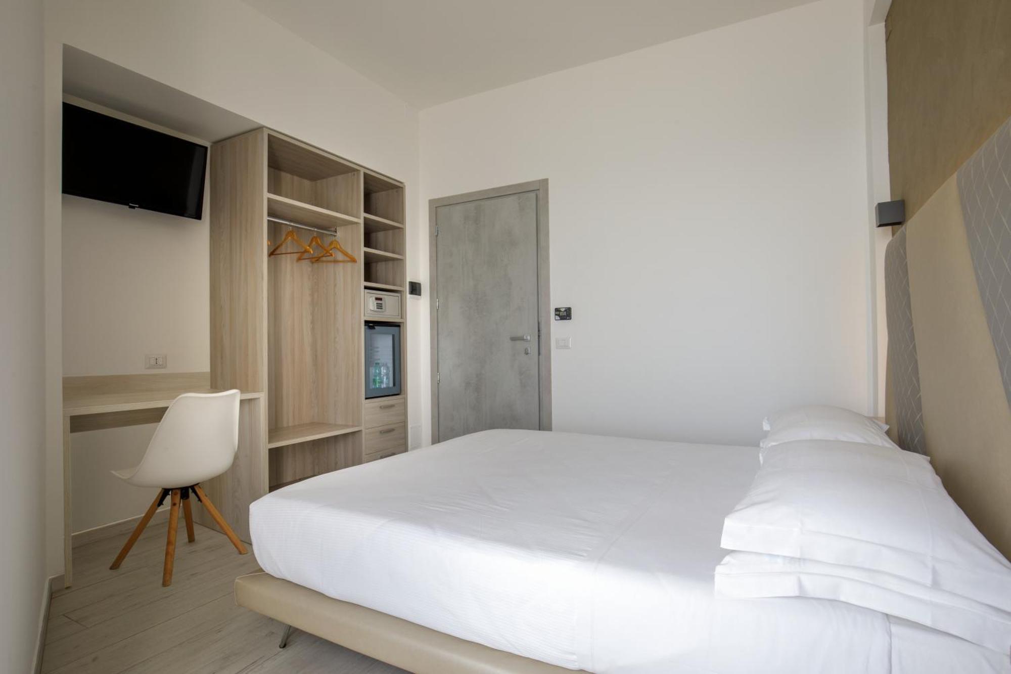 Hotel Tirreno Латина Екстериор снимка
