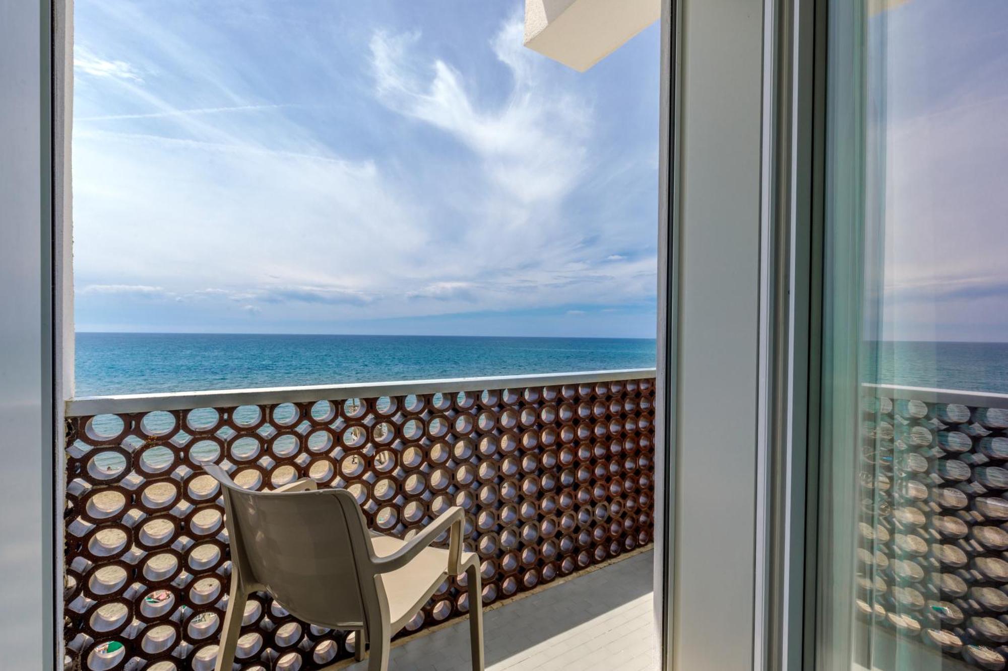 Hotel Tirreno Латина Екстериор снимка