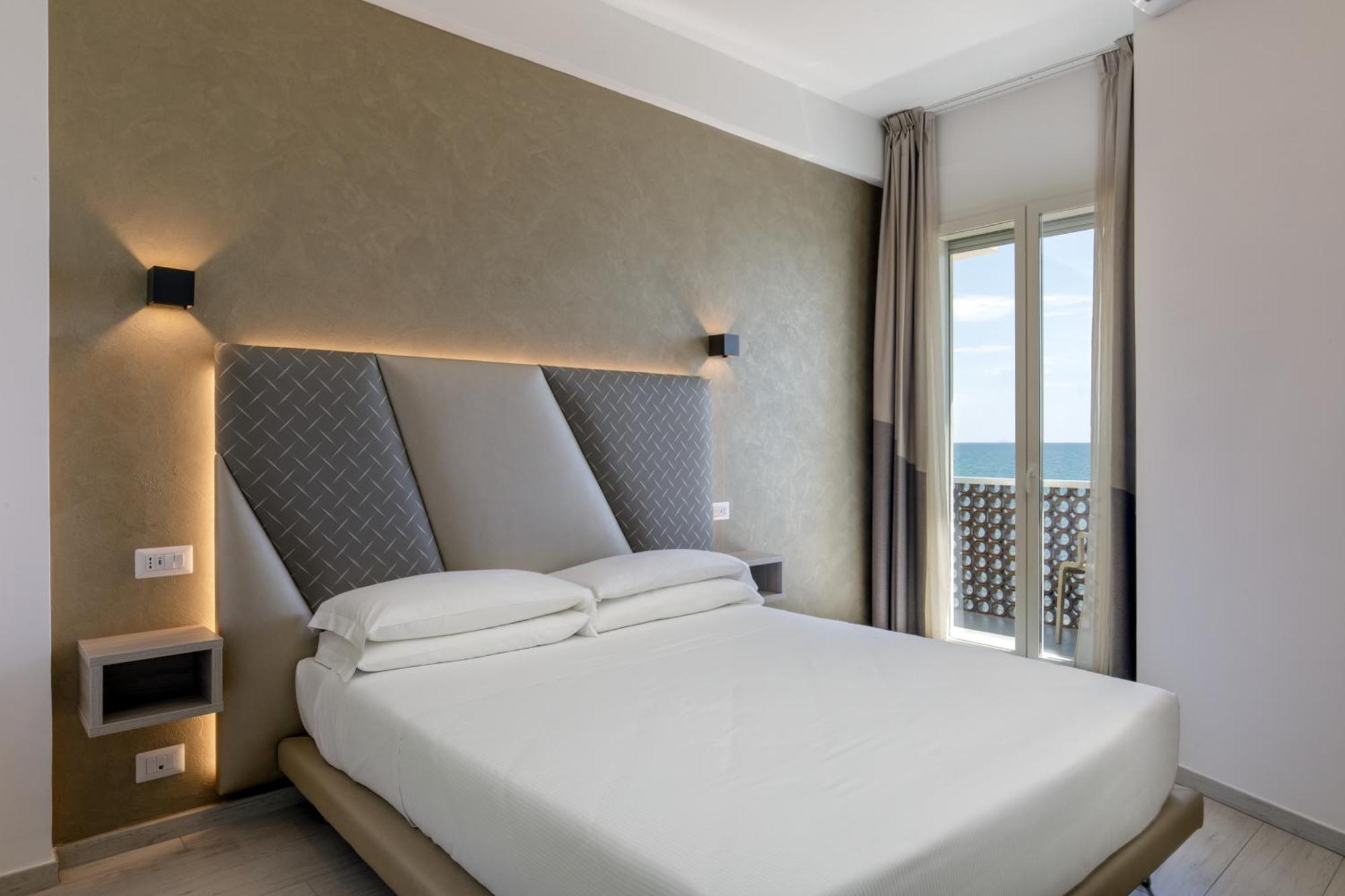 Hotel Tirreno Латина Екстериор снимка