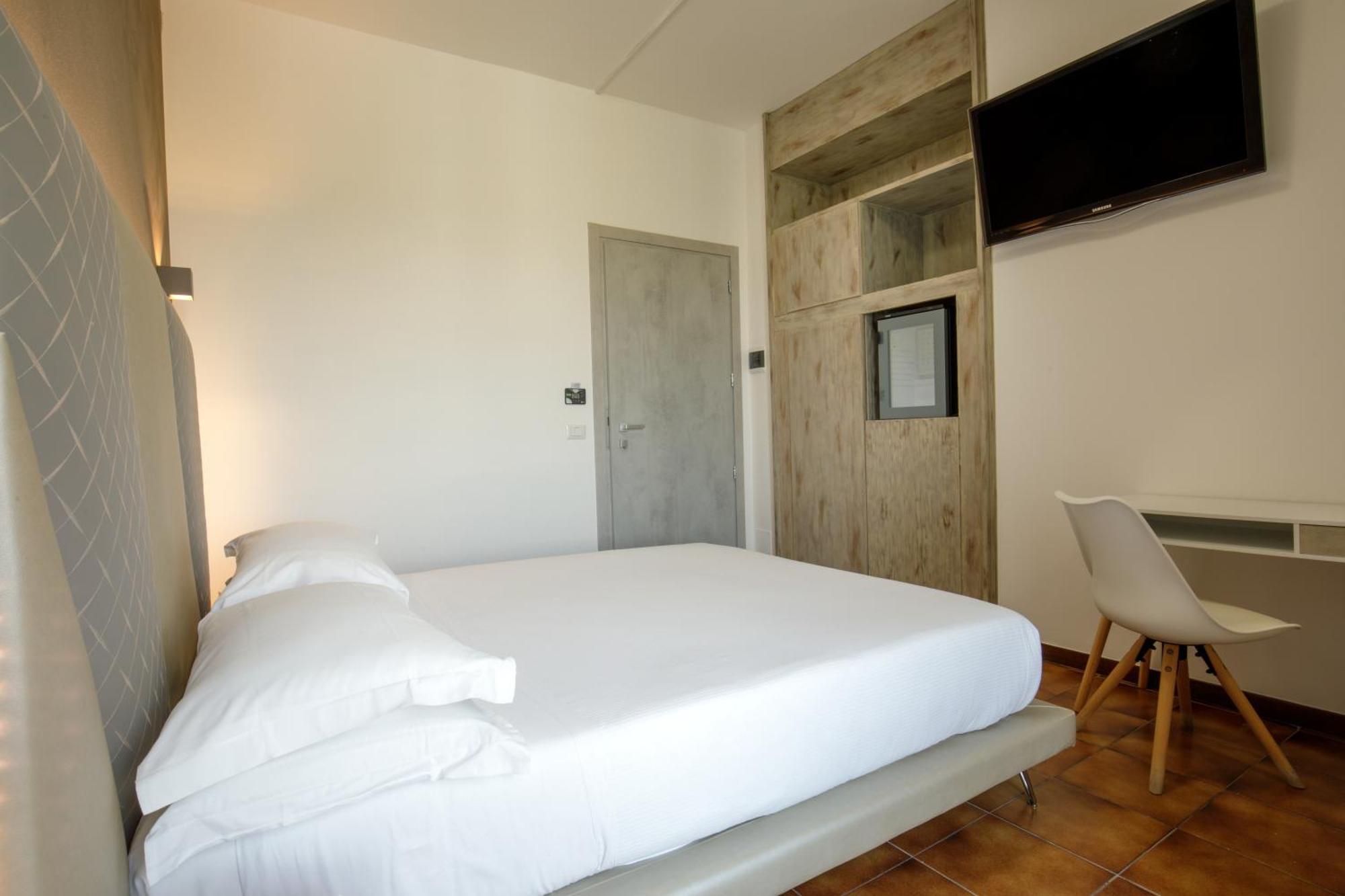 Hotel Tirreno Латина Екстериор снимка