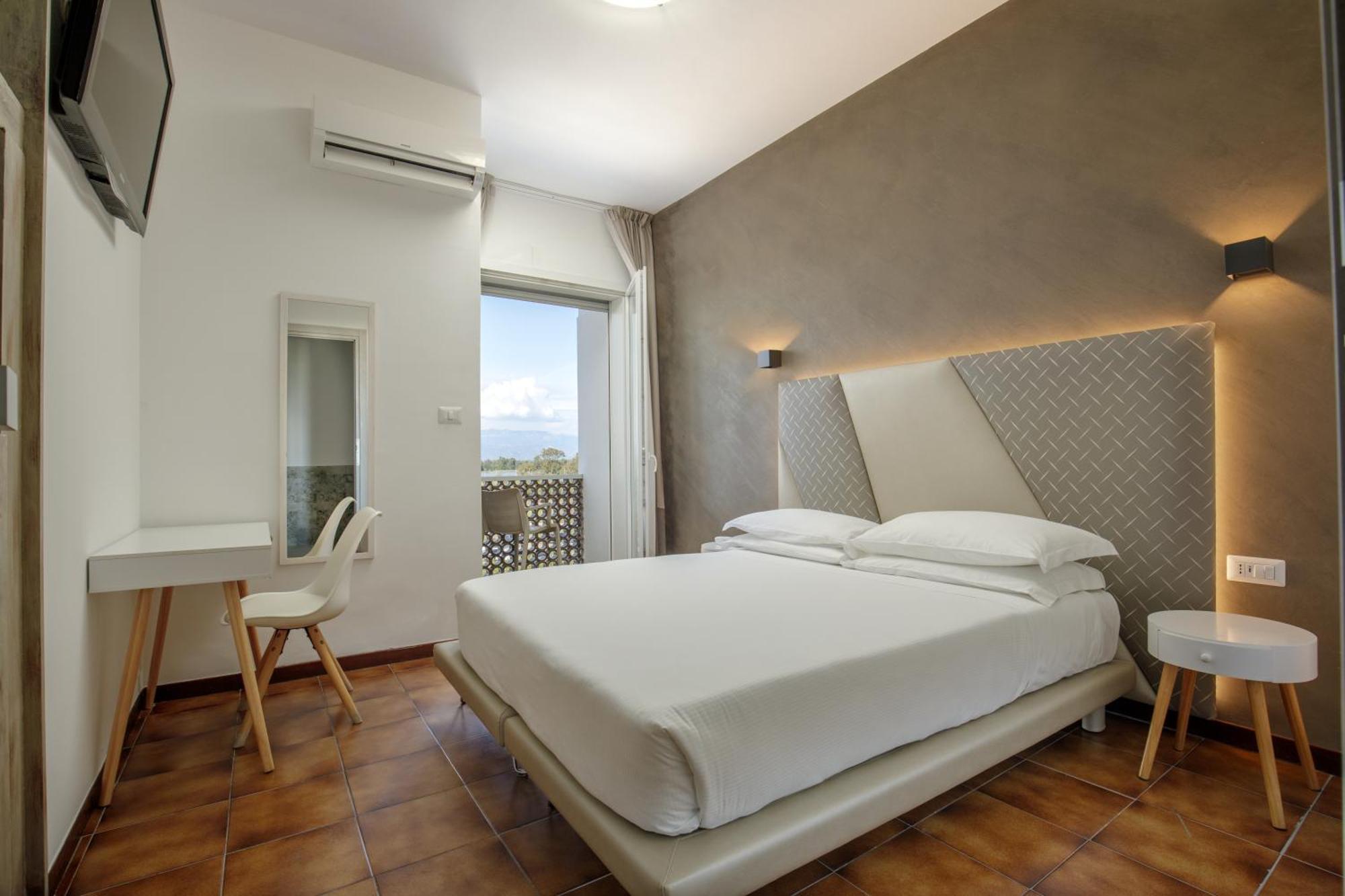 Hotel Tirreno Латина Екстериор снимка