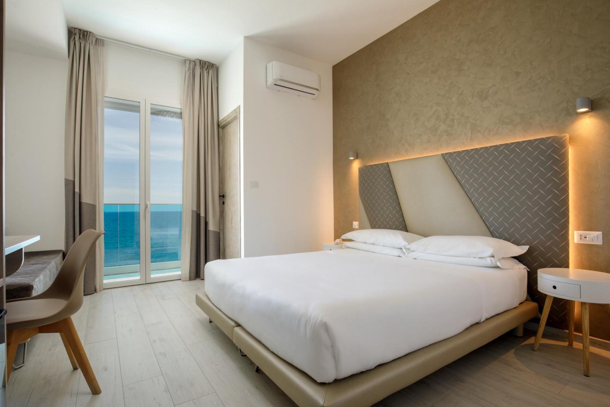 Hotel Tirreno Латина Екстериор снимка