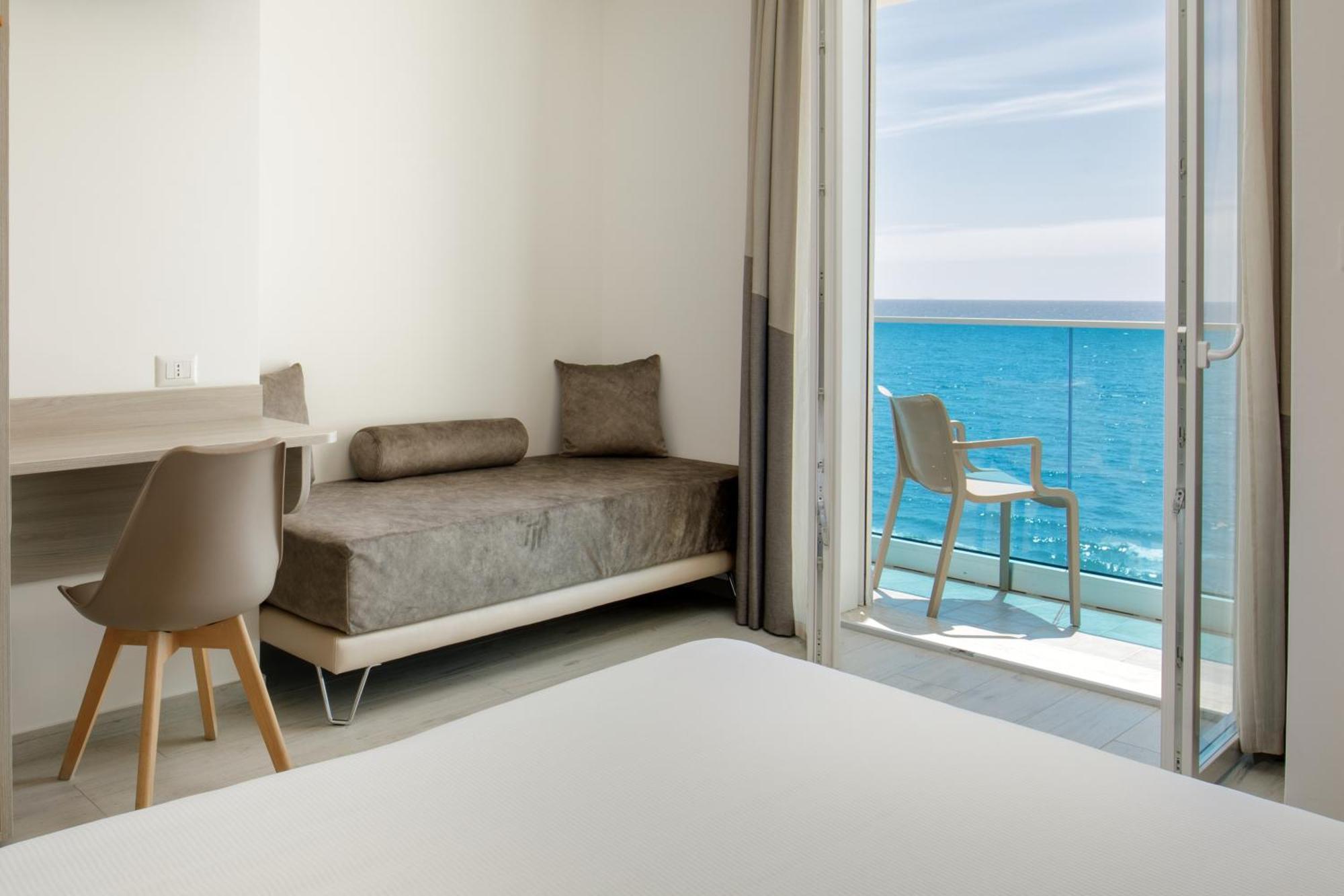 Hotel Tirreno Латина Екстериор снимка
