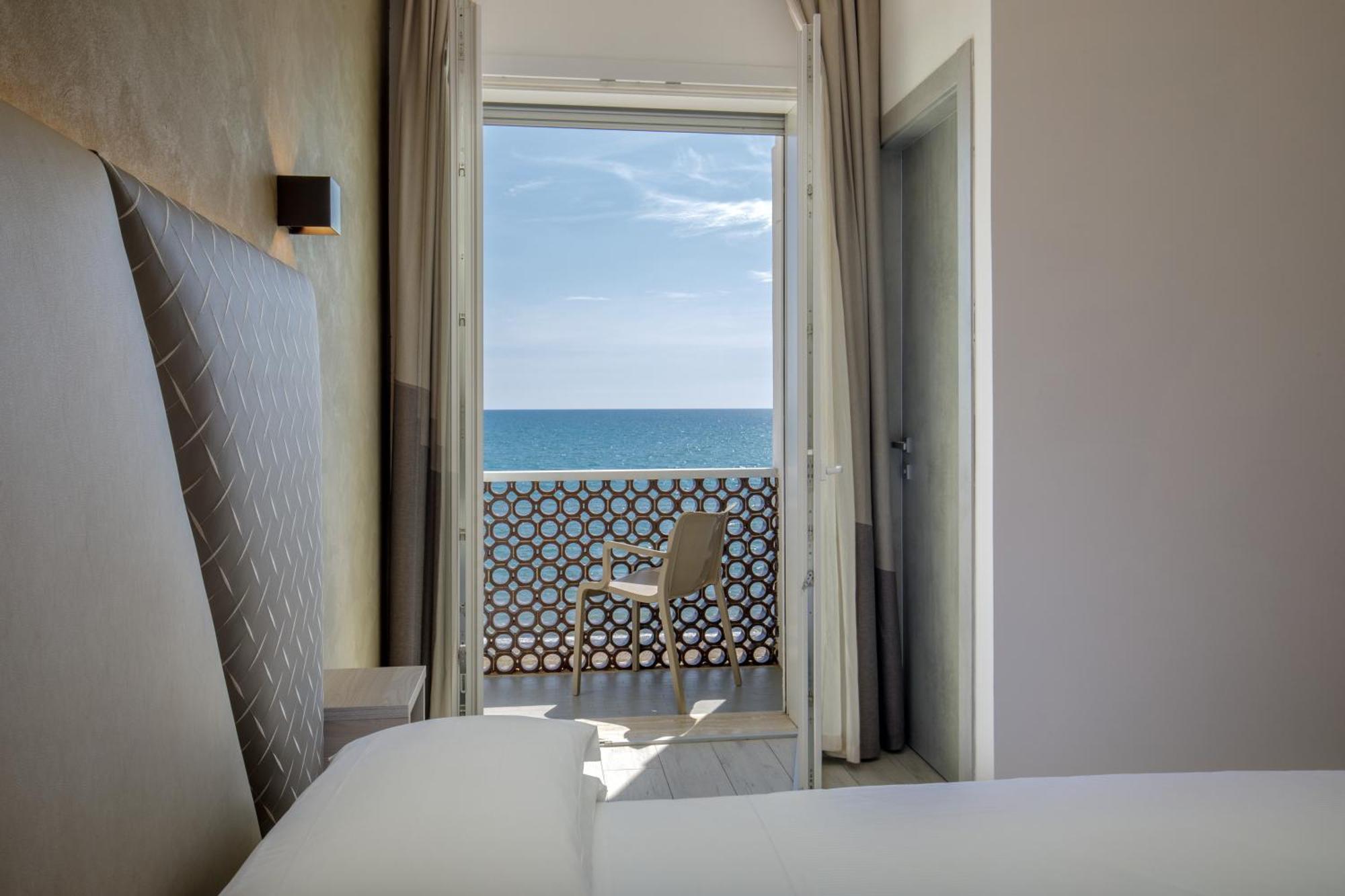 Hotel Tirreno Латина Екстериор снимка