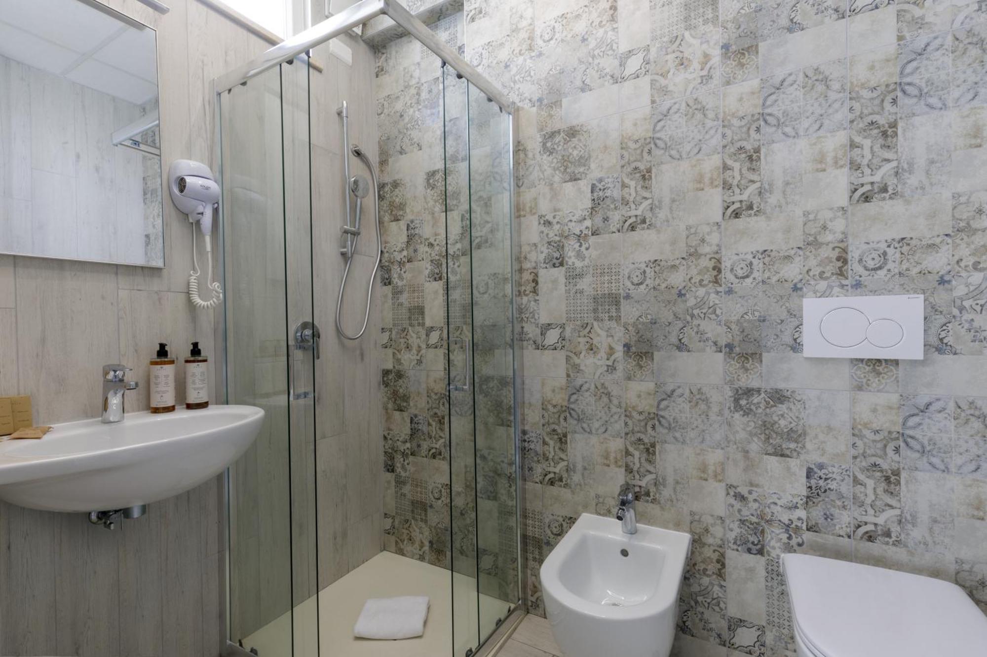 Hotel Tirreno Латина Екстериор снимка
